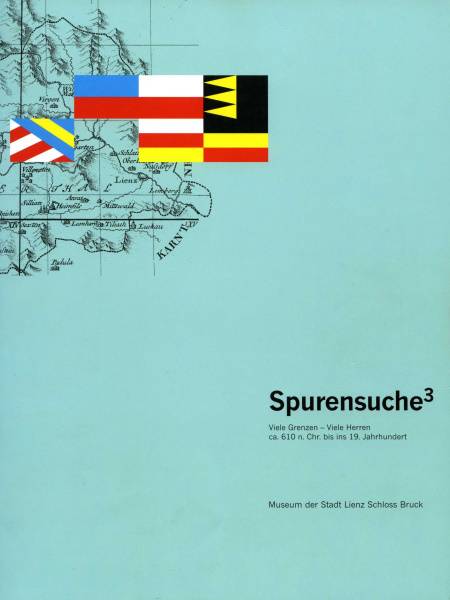 Kunstvolle Präsentation von Flaggen und einer historischen Karte mit dem Titel „Spurensuche“.