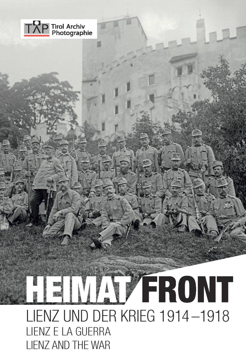 Eine historische Schwarz-Weiß-Fotografie von Soldaten vor einer Burg, betitelt „Heimat Front“.