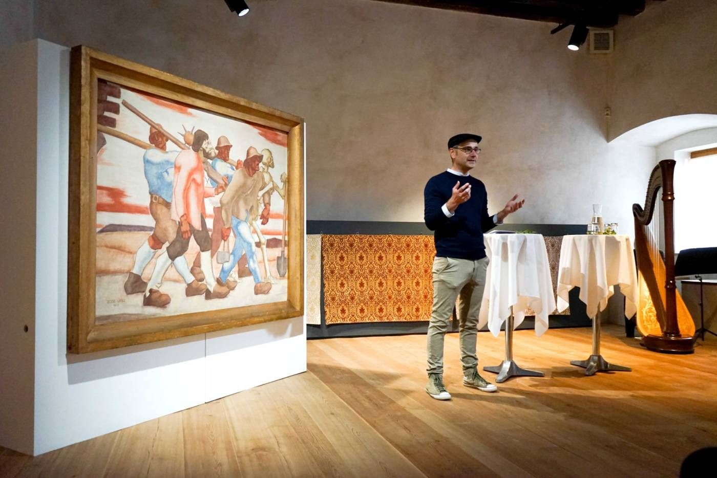 Museumsleiter Stefan Weis präsentiert den Totentanz (c) Bernd Lenzer